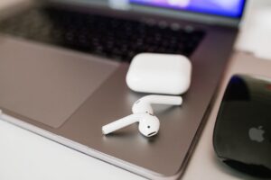 Sony WF-1000XM6 vs Apple AirPods Pro 3