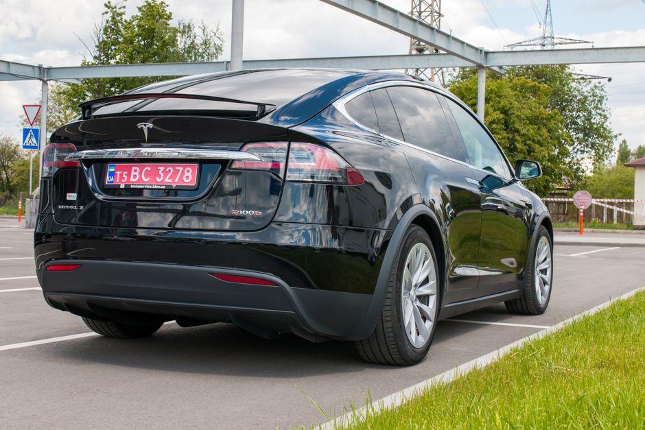 Lucid Gravity vs Tesla Model X